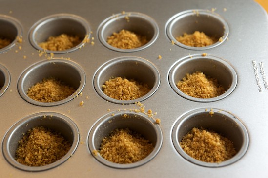 How to put graham cracker crust in a mini cheesecake pan | pinchmysalt.com