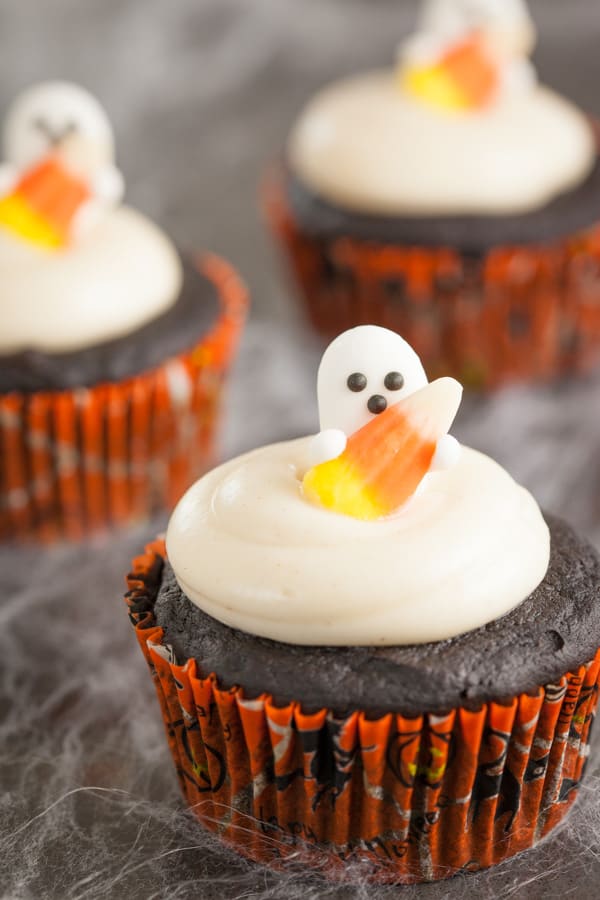 Double Chocolate Pumpkin Cupcakes with Spiced Cream Cheese Frosting - perfect for your next Halloween party! | pinchmysalt.com