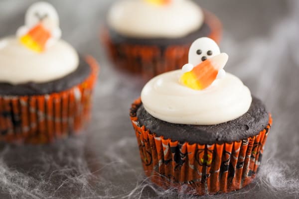 Double Chocolate Pumpkin Cupcakes with Spiced Cream Cheese Frosting - perfect for your next Halloween party! | pinchmysalt.com