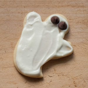 Halloween Ghost Sugar Cookies with Cream Cheese Frosting | pinchmysalt.com