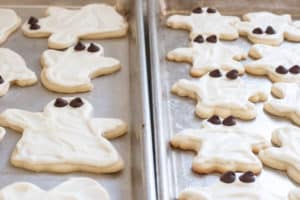 Halloween Ghost Sugar Cookies with Cream Cheese Frosting | pinchmysalt.com