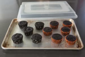 Sheet Pan Cover for Transporting Frosted Cookies and Cupcakes | pinchmysalt.com