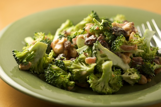 Broccoli Salad with Bacon, Raisins, and Cashews | pinchmysalt.com