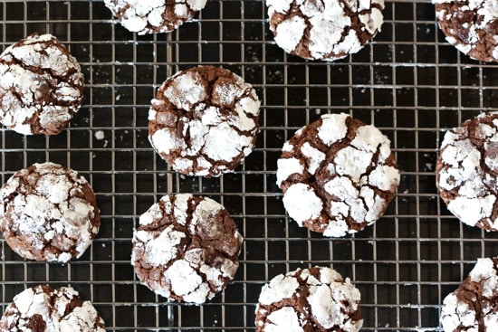 Chocolate Crackle Cookies on cooling rack | pinchmysalt.com