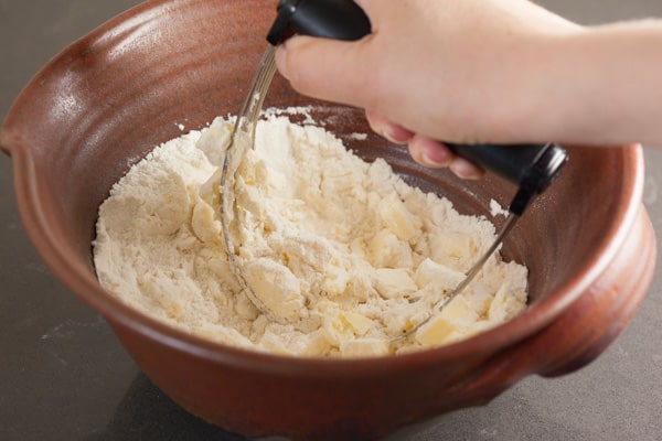 Blend butter and flour | pinchmysalt.com