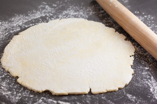 Rolling out pie dough | pinchmysalt.com